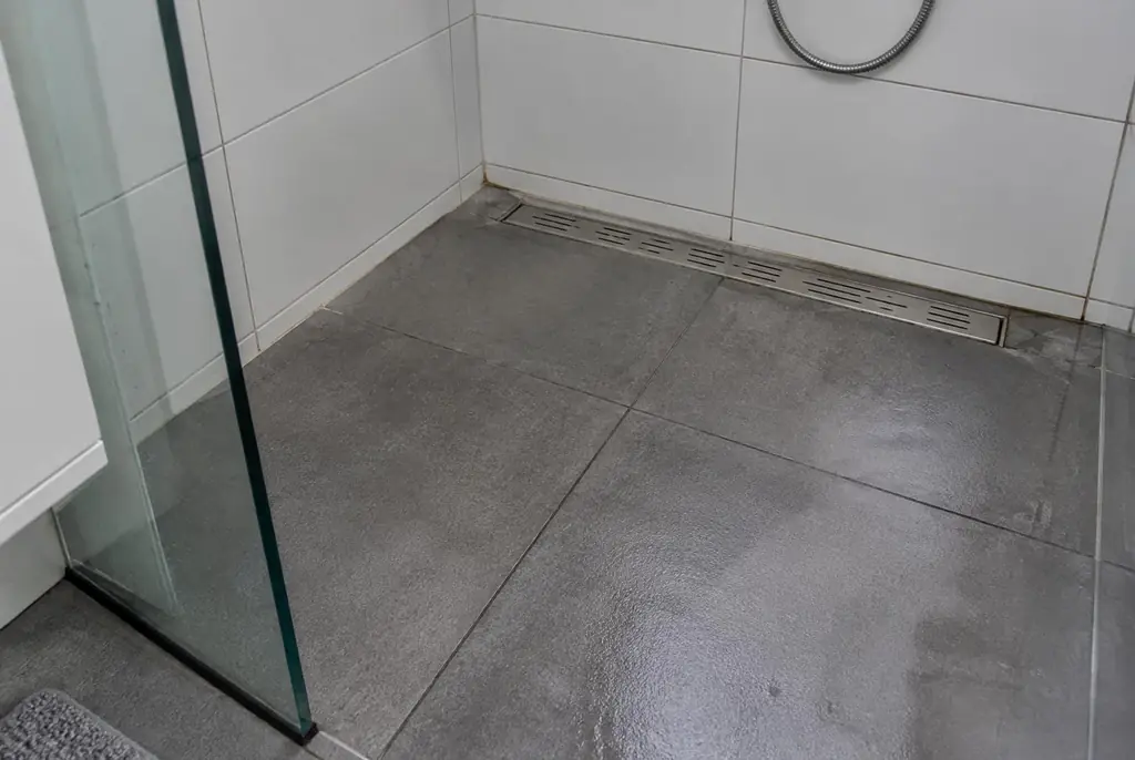 Lekdetectie Doornspijk – lekkende inloopdouche met natte voegen
