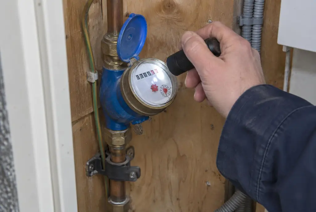 Lekdetectie Doornspijk – watermeter in de meterkast controleren met een zaklamp